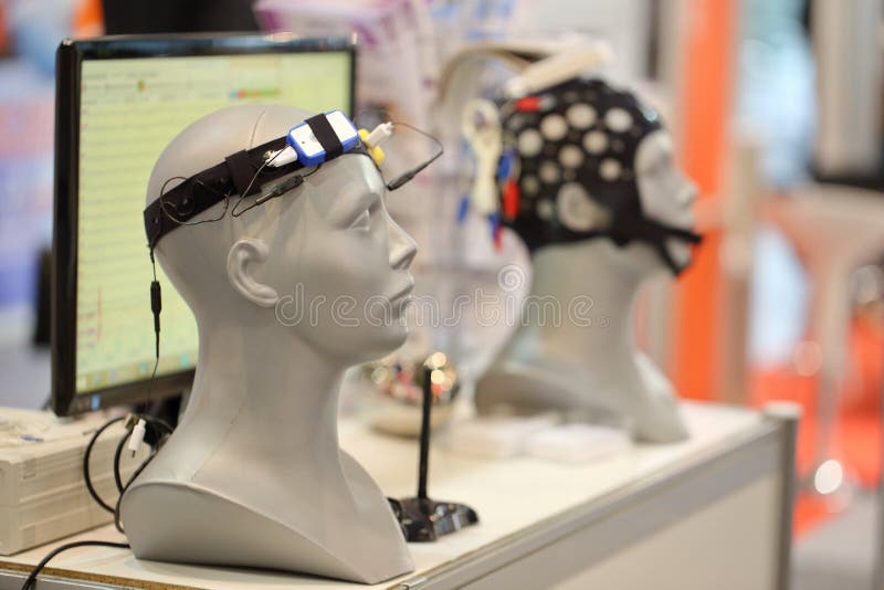 POZNAN, POLEN - APRIL 12 2016: eeg hoofdtelefoonmateriaal op Poznan royalty-vrije stock foto POZNAN, POLEN - APRIL 12 2016: eeg hoofdtelefoonmateriaal op Poznan royalty-vrije stock foto