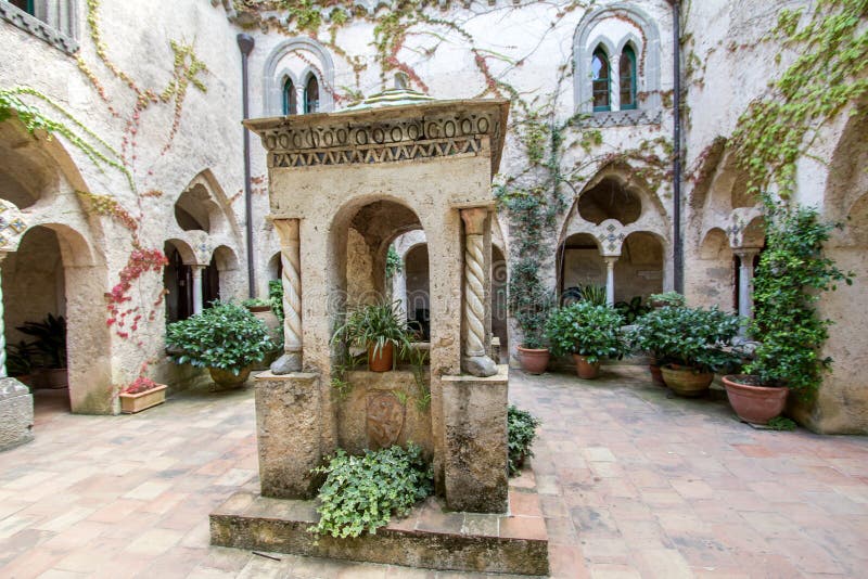 Pozo antiguo en el patio de la VIlla Cimbrone, Italia fotografía de archivo Pozo antiguo en el patio de la VIlla Cimbrone, Italia fotografía de archivo