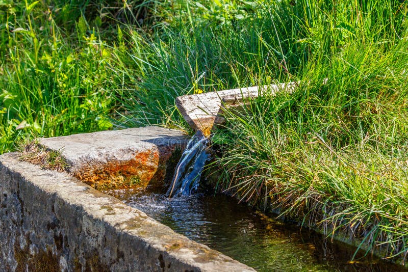 Correr Agua Limpia a Un Valle Imagen de archivo Imagen de desgastado, tablones 205510531