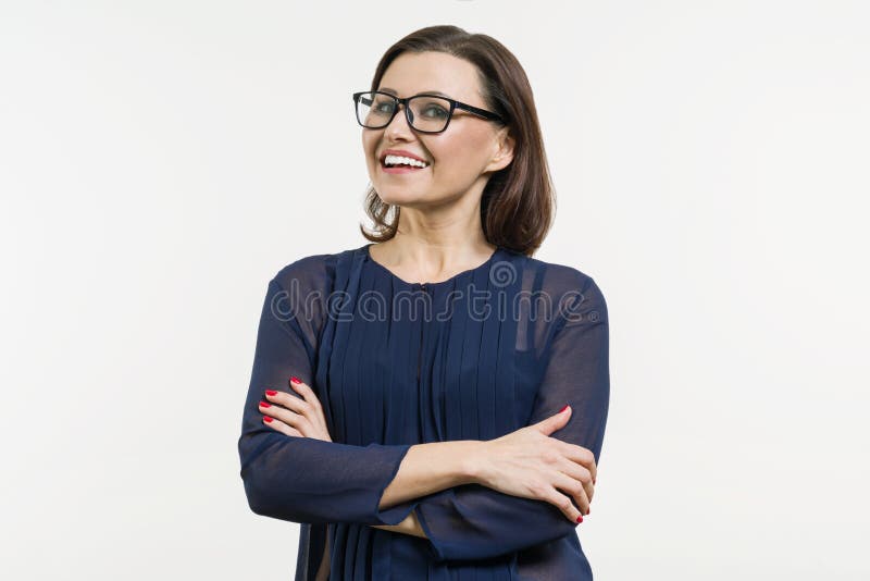 Pozytywna biznesowa kobieta pozuje nad bielem z rękami krzyżować wiek średni zdjęcia royalty free Pozytywna biznesowa kobieta pozuje nad bielem z rękami krzyżować wiek średni zdjęcia royalty free
