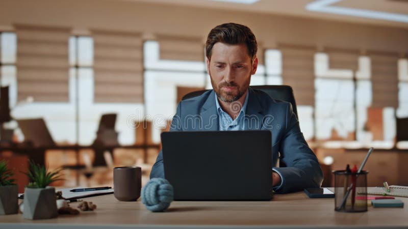 Pozytywnym szefem jest praca komórki w nowoczesnej agencji. menedżer wyglądający jak notebook zbiory