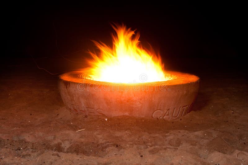 Pozzo del fuoco alla notte fotografia stock libera da diritti Pozzo del fuoco alla notte fotografia stock libera da diritti