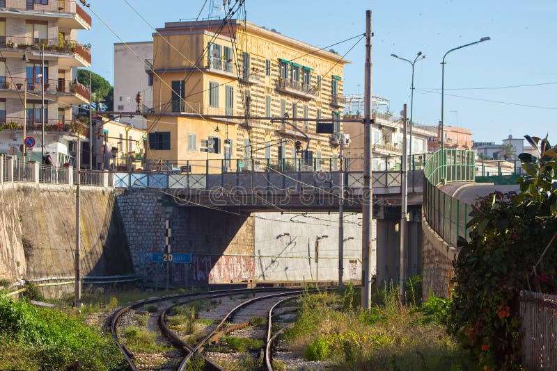 POZZUOLI, ITALIA - 3 NOVEMBRE 2015: Vecchio nodo ferroviario sotto il ponte misero nella parte centrale di Pozzuoli fotografia stock POZZUOLI, ITALIA - 3 NOVEMBRE 2015: Vecchio nodo ferroviario sotto il ponte misero nella parte centrale di Pozzuoli fotografia stock