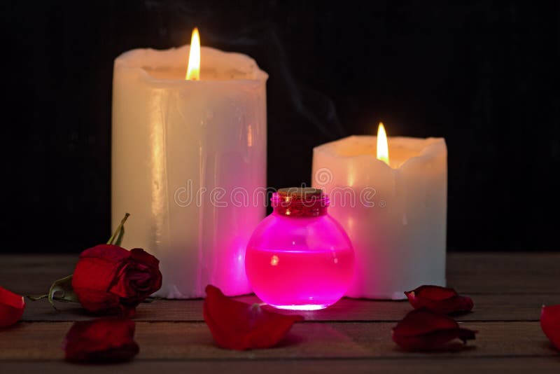 Poção de amor cor-de-rosa imagens de stock Poção de amor cor-de-rosa imagens de stock