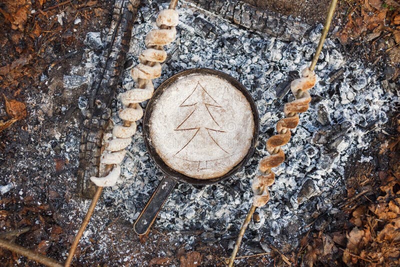 Poêle avec du pain sur les charbons de la forêt du feu au printemps photographie stock Poêle avec du pain sur les charbons de la forêt du feu au printemps photographie stock