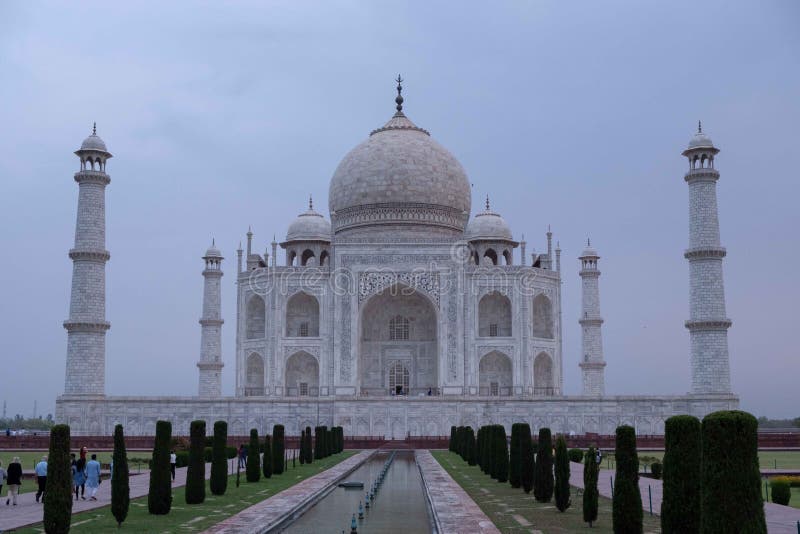 Południowa strona Taj Mahal na chmurnym ranku obrazy royalty free Południowa strona Taj Mahal na chmurnym ranku obrazy royalty free
