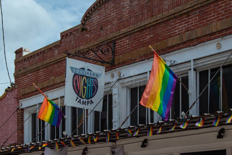 Południowe noce Tampa i kolorowe homoseksualne flagi przy Ybor miastem zdjęcia stock Południowe noce Tampa i kolorowe homoseksualne flagi przy Ybor miastem zdjęcia stock