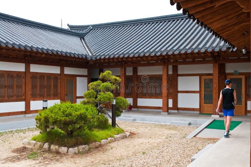 Południowy Korea stary dom, dom z Europejskim turystą lub obrazy stock