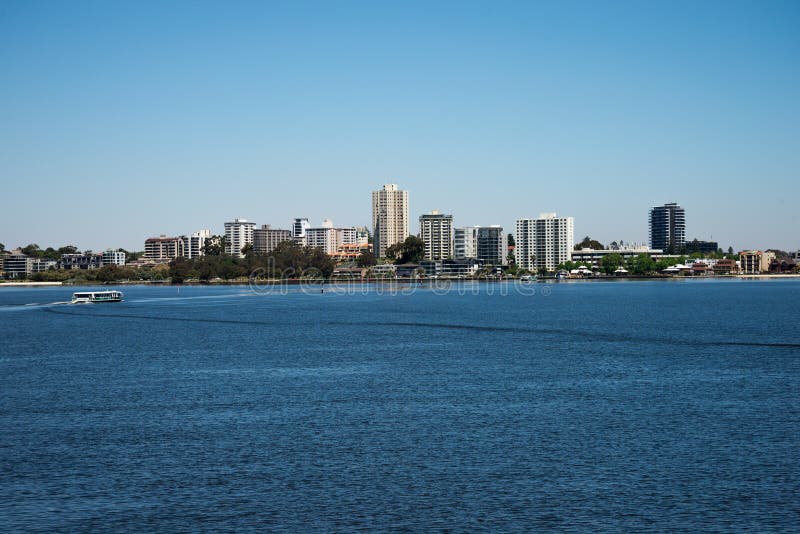 Południowy Perth widok od Elizabeth Quay mosta z promu skrzyżowaniem fotografia stock Południowy Perth widok od Elizabeth Quay mosta z promu skrzyżowaniem fotografia stock