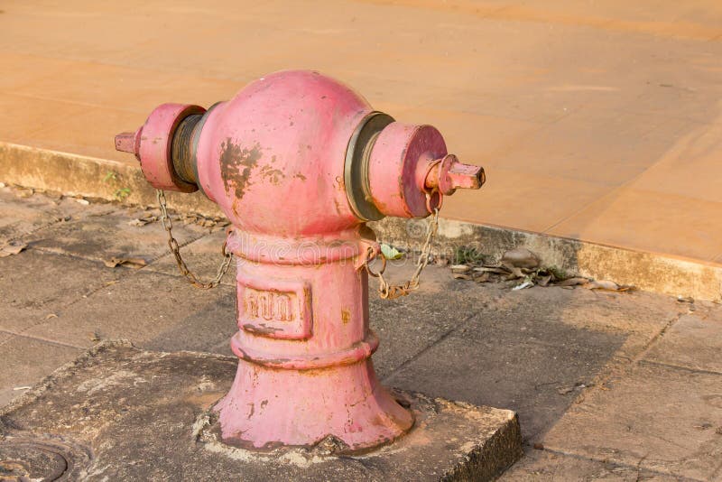 Pożarniczy wodny hydrant, duża pompa wodna na ulicie fotografia stock