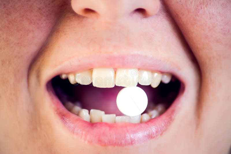 ?ppna den h?llande medicinpreventivpilleren f?r munnen p? tungan medicin som tar kvinnan Sjukv?rd- och medicinbegrepp arkivbild ?ppna den h?llande medicinpreventivpilleren f?r munnen p? tungan medicin som tar kvinnan Sjukv?rd- och medicinbegrepp arkivbild