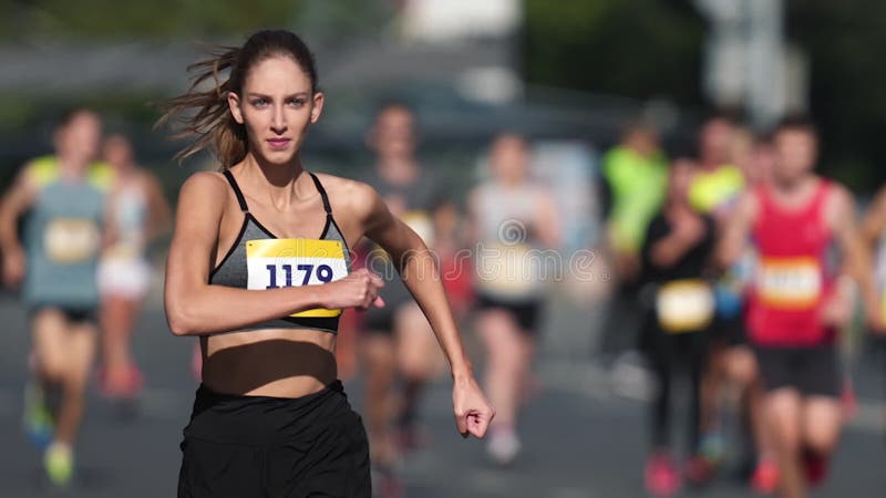 Maratona Feminina. Corrida De Atletas. Fugitiva Desportiva. Desportista.  Video Estoque - Vídeo de europeu, lazer: 280273049