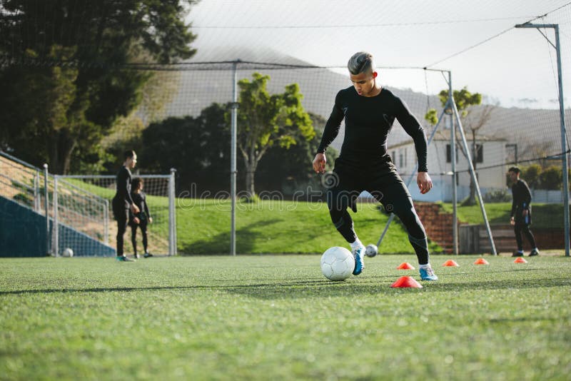 Jogadores De Futebol Que Estão No Campo Durante a Prática Foto de