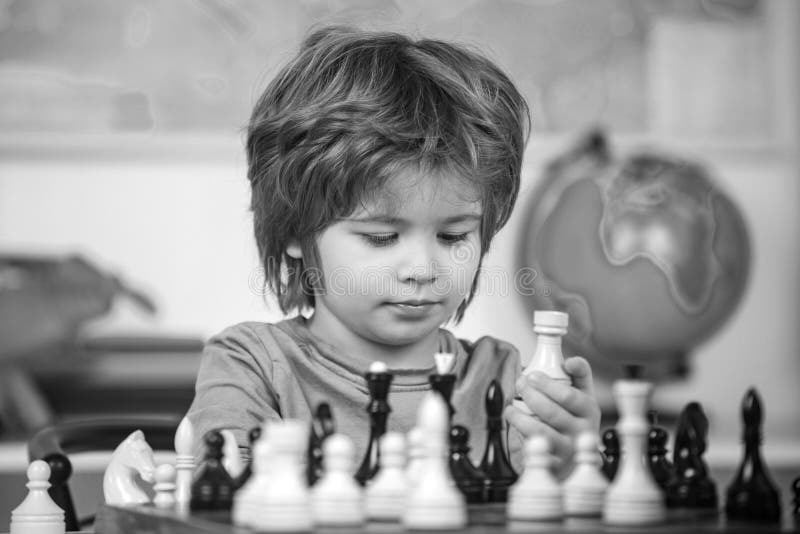 Crianças Jogando Xadrez Em Torneio De Mesa Entre Crianças Foto de Stock -  Imagem de pense, estratégia: 224951960