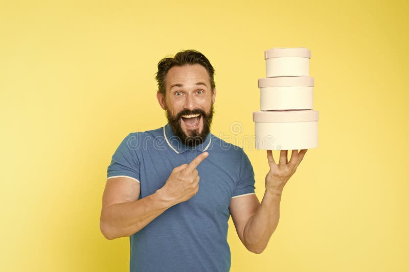 Pr?par? aux vacances Pile barbue m?re de prise de type d'homme des bo?te-cadeau Cadeaux achet?s pour la famille enti?re Cadeau d' photo stock Pr?par? aux vacances Pile barbue m?re de prise de type d'homme des bo?te-cadeau Cadeaux achet?s pour la famille enti?re Cadeau d' photo stock