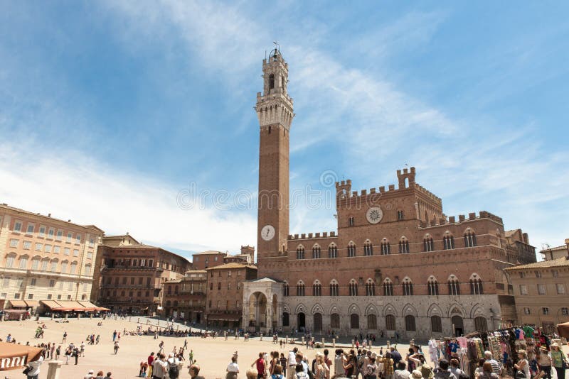 Siena Itália. 18 De Maio De 2018. Corrida De Carros Antigos Pelas Ruas Da  Cidade De Siena. Coleção De Automóveis Foto Editorial - Imagem de corpo,  museu: 177523311