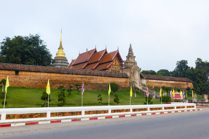 Pra de LAMPANG TAILÂNDIA Wat que Lampang Luang Templo budista do estilo de Lanna na província de Lampang imagem de stock Pra de LAMPANG TAILÂNDIA Wat que Lampang Luang Templo budista do estilo de Lanna na província de Lampang imagem de stock