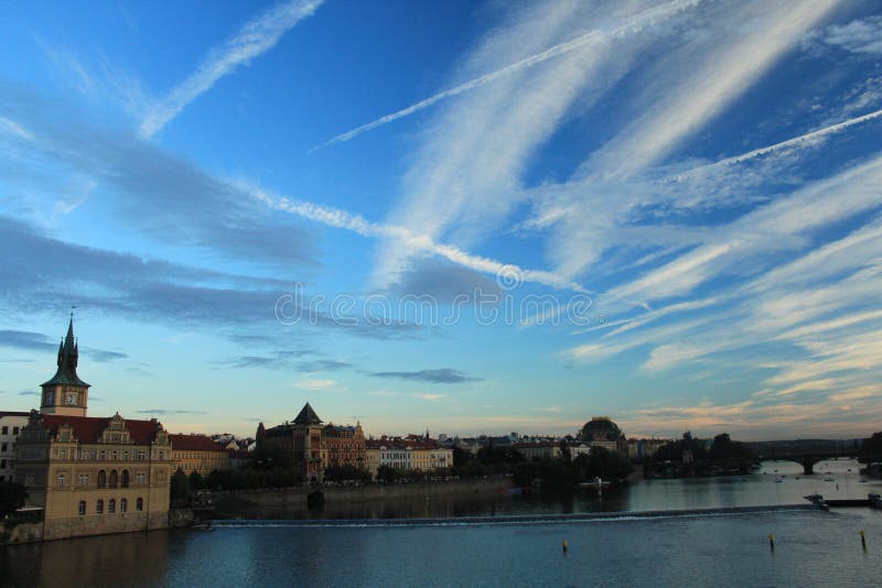 praag Mening van Charles Bridge bij zonsondergang Luchtige kruispunten royalty-vrije stock foto's praag Mening van Charles Bridge bij zonsondergang Luchtige kruispunten royalty-vrije stock foto's