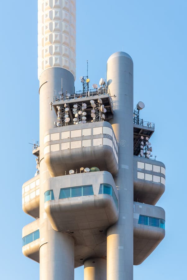 PRAAG, TSJECHISCHE REPUBLIEK - 17 AUGUSTUS, 2018: De Toren van de Zizkovtelevisie in Praag, Tsjechische Republiek Gedetailleerde royalty-vrije stock fotografie PRAAG, TSJECHISCHE REPUBLIEK - 17 AUGUSTUS, 2018: De Toren van de Zizkovtelevisie in Praag, Tsjechische Republiek Gedetailleerde royalty-vrije stock fotografie