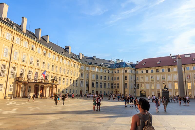Praag, Tsjechische Republiek - 16 Augustus, 2018: Het Kasteeladminist van Praag royalty-vrije stock afbeelding Praag, Tsjechische Republiek - 16 Augustus, 2018: Het Kasteeladminist van Praag royalty-vrije stock afbeelding