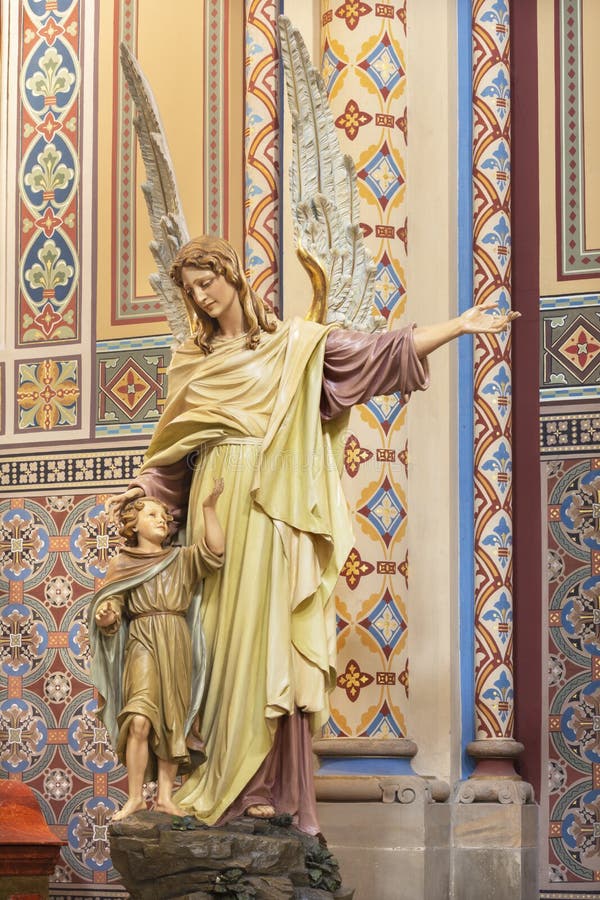 PRAAG, TSJECHISCHE REPUBLIEK, 2018: Het detail van engelen van gesneden standbeeld van Beschermengel in kerk SvatÃ©ho Cyrila Meto