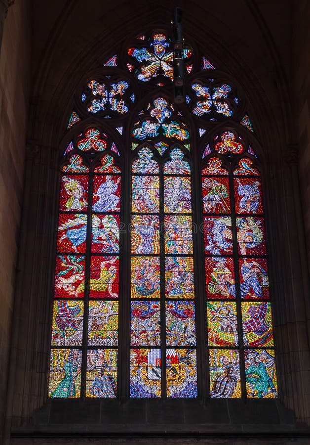 PRAAG, TSJECHISCHE REPUBLIEK - 14 JUNI, 2017: Gebrandschilderd glasvenster in de Kathedraal van Praag stock fotografie PRAAG, TSJECHISCHE REPUBLIEK - 14 JUNI, 2017: Gebrandschilderd glasvenster in de Kathedraal van Praag stock fotografie