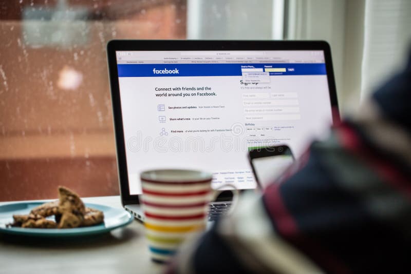 PRAAG, TSJECHISCHE REPUBLIEK - 17 NOVEMBER, 2015: Een close-upfoto van Apple MacBook Pro met facebooklogin royalty-vrije stock afbeeldingen PRAAG, TSJECHISCHE REPUBLIEK - 17 NOVEMBER, 2015: Een close-upfoto van Apple MacBook Pro met facebooklogin royalty-vrije stock afbeeldingen