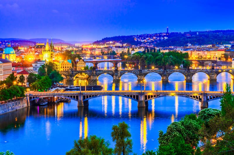 Praag, Tsjechische republiek: Vltavarivier en zijn bruggen bij zonsondergang