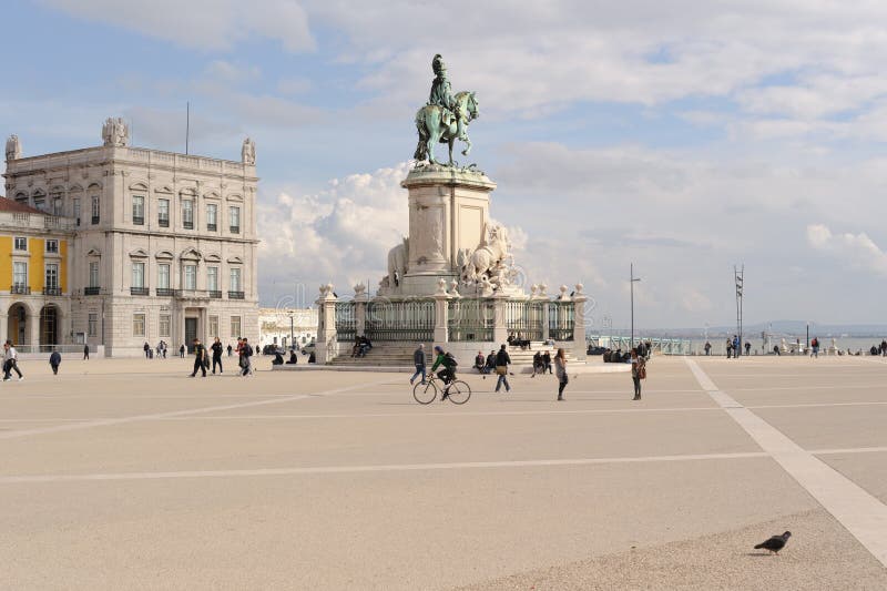 Praca komedia z rzeźbą jeździecką w lizbonskiej portugalii fotografia royalty free