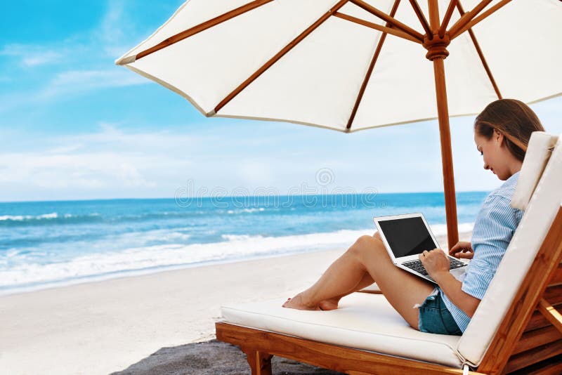 Praca Przy plażą Biznesowa kobieta Pracuje Online Na laptopie Outdoors zdjęcia stock Praca Przy plażą Biznesowa kobieta Pracuje Online Na laptopie Outdoors zdjęcia stock