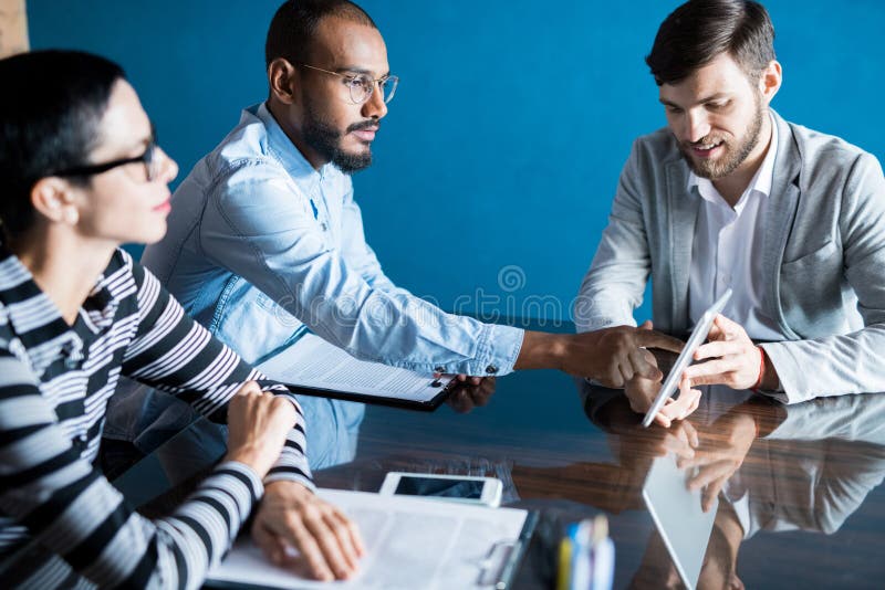 Praca zespołowa przy biznesowym spotkaniem zdjęcie stock Praca zespołowa przy biznesowym spotkaniem zdjęcie stock