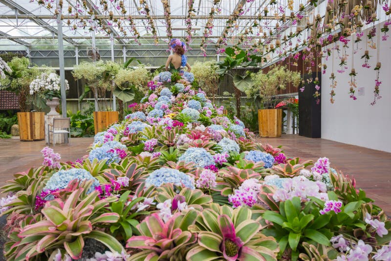 Prachinburi, Thailand-January11,2018: Manichino con l'abito di palla lungo decorato con i bei fiori alla galleria di Dasada È il fotografia stock libera da diritti Prachinburi, Thailand-January11,2018: Manichino con l'abito di palla lungo decorato con i bei fiori alla galleria di Dasada È il fotografia stock libera da diritti