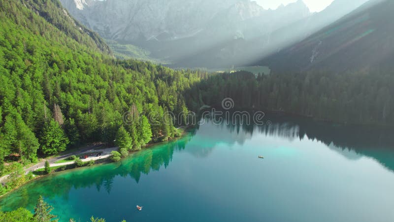 Prachtig bergmeer met italiaanse alpen op de achtergrond