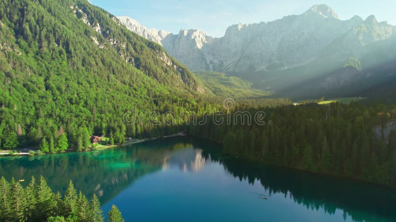 Prachtig bergmeer met italiaanse alpen op de achtergrond