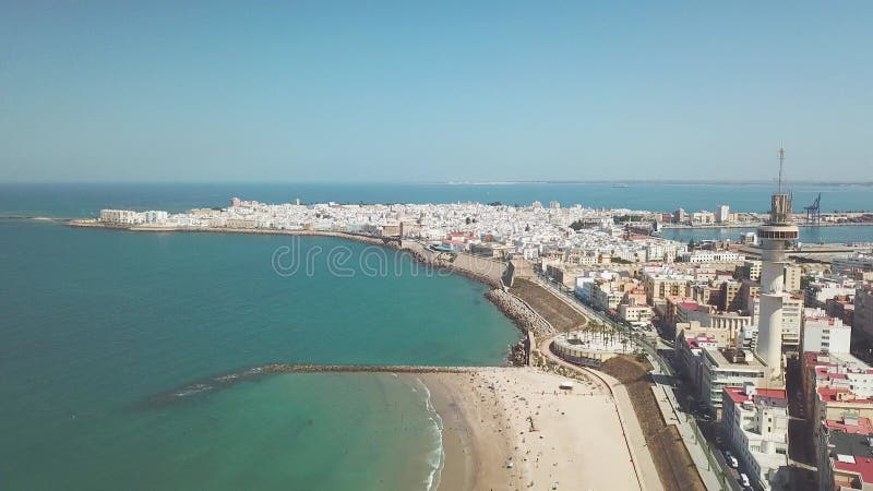 Prachtig bioscoopkundig algemeen perspectief van cadiz . zicht op het strand van santa maria del mar