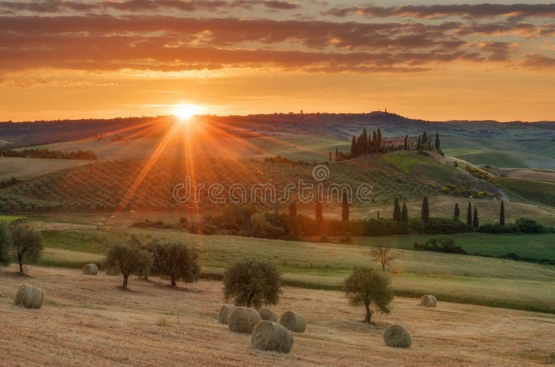 Prachtig de lentelandschap bij zonsopgang Mooie mening van typisch Toscaans landbouwbedrijfhuis, groene golfheuvels royalty-vrije stock fotografie Prachtig de lentelandschap bij zonsopgang Mooie mening van typisch Toscaans landbouwbedrijfhuis, groene golfheuvels royalty-vrije stock fotografie