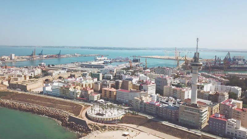 Prachtig en uniek luchtperspectief van de stad cadiz met het oog op de toren tavira ii