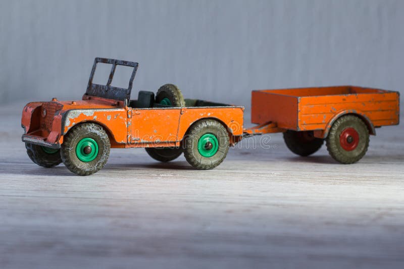 Prachtig Miniatuur Oud Van Retro Rover Met Aanhangwagen Stock Foto - Image of auto, hartstocht: 86540076