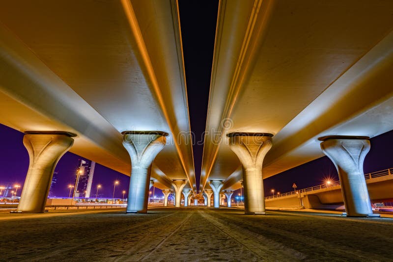 Prachtig verlichte luchtparadepijlers bij nacht stock afbeelding Prachtig verlichte luchtparadepijlers bij nacht stock afbeelding