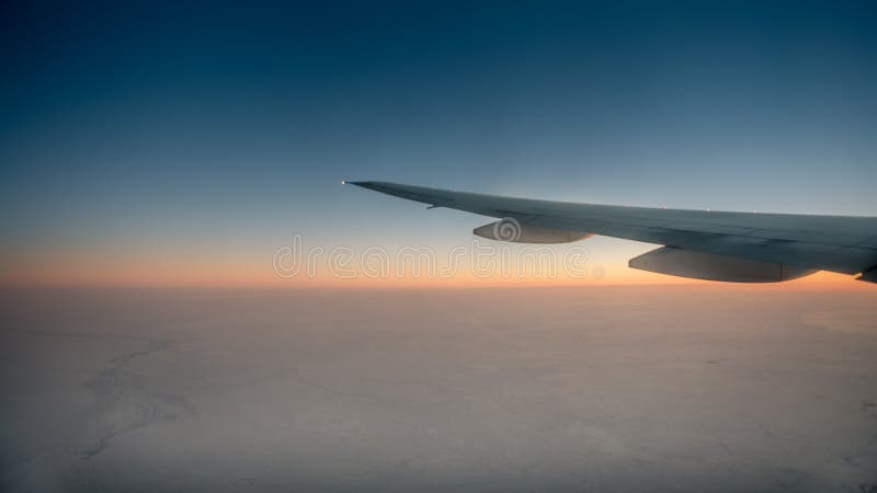 Prachtig Weergeven van de Schemeringhemel door het Venster een Vliegtuig royalty-vrije stock foto Prachtig Weergeven van de Schemeringhemel door het Venster een Vliegtuig royalty-vrije stock foto