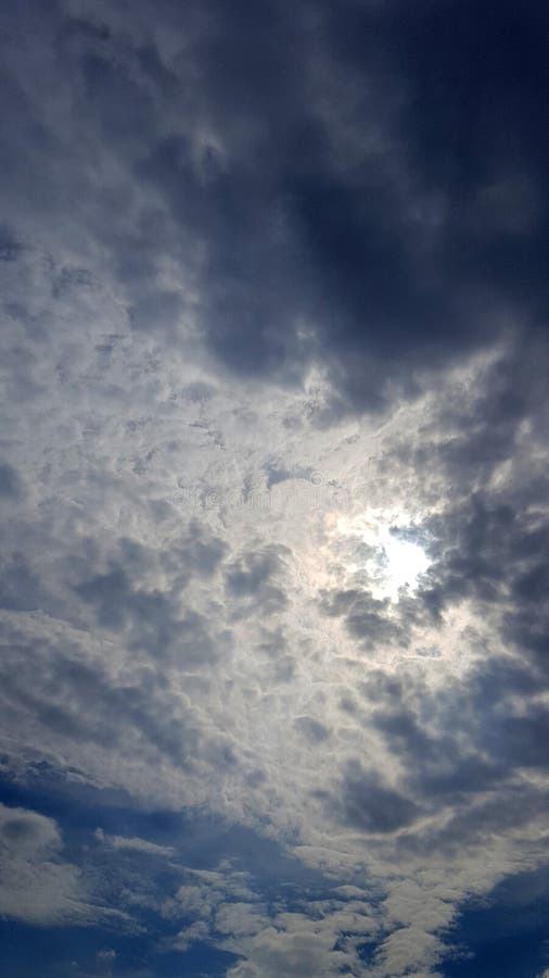 Prachtige cloudscape die met zonlicht door glanzen royalty-vrije stock foto's Prachtige cloudscape die met zonlicht door glanzen royalty-vrije stock foto's