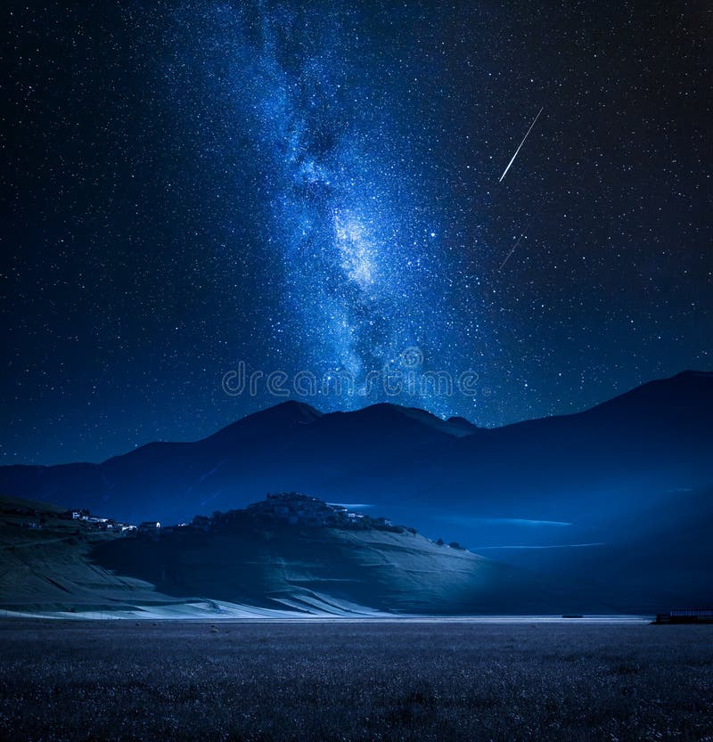 Prachtige melkachtige manier over Castelluccio bij nacht, Umbrië, Italië stock fotografie Prachtige melkachtige manier over Castelluccio bij nacht, Umbrië, Italië stock fotografie