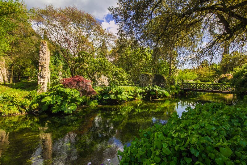 Prachtige mening van Ninfa-tuin in het Lazio gebied, Italië stock foto Prachtige mening van Ninfa-tuin in het Lazio gebied, Italië stock foto