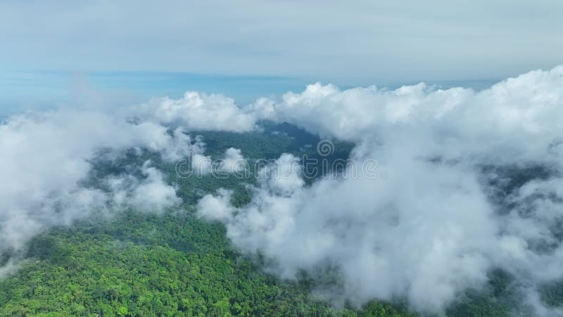 Prachtige mist over bergen in thailand en verbluffende wolken over bergen