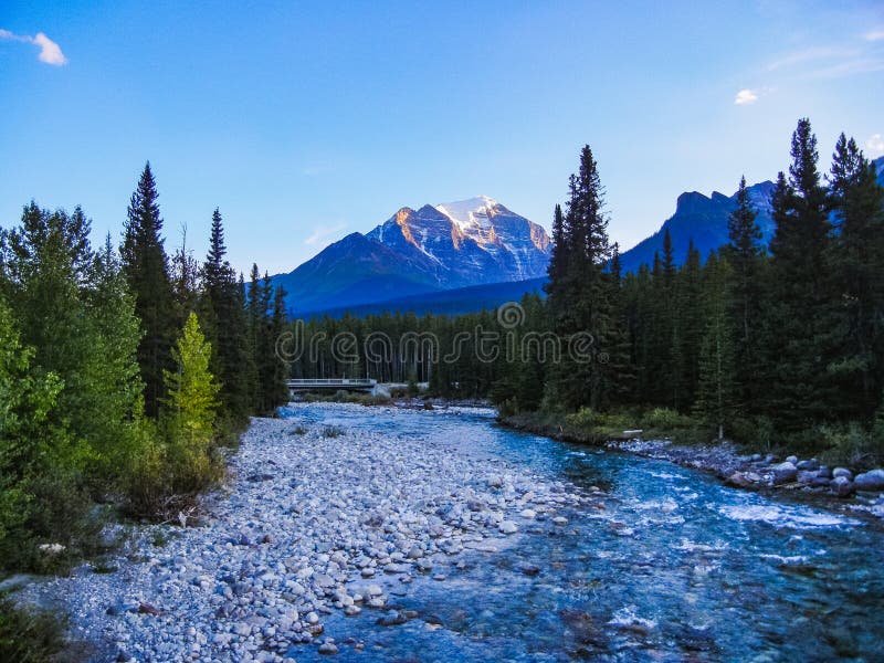 Prachtige rivier in banff nationaal park met rotsachtige binnen bergen stock afbeeldingen Prachtige rivier in banff nationaal park met rotsachtige binnen bergen stock afbeeldingen