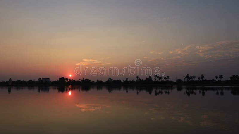 Prachtige zonsondergang over wolken in thailand