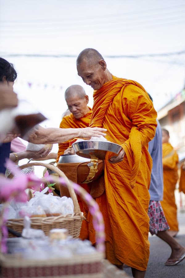 Prachuap khiri Khan Thailand - june2,2019: tajlandzki kobiety ofiary jedzenie tajlandzki michaelita na wczesnym poranku, buddhism obraz royalty free Prachuap khiri Khan Thailand - june2,2019: tajlandzki kobiety ofiary jedzenie tajlandzki michaelita na wczesnym poranku, buddhism obraz royalty free