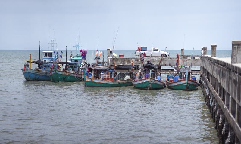Prachuapkhirikhan, THAILAND - juni 07 2016 - Niet geïdentificeerde vissersboot die bij een lokale haven leggen om vele vissen uit royalty-vrije stock foto Prachuapkhirikhan, THAILAND - juni 07 2016 - Niet geïdentificeerde vissersboot die bij een lokale haven leggen om vele vissen uit royalty-vrije stock foto