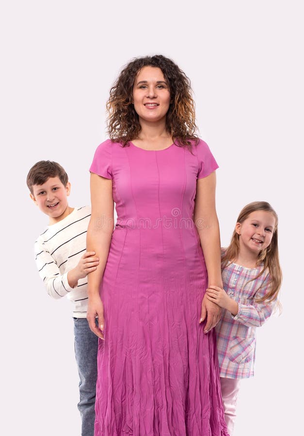 Pracowniana fotografia mama i jej dwa dziecka, mieć zabawy zerkanie od za za ona, odizolowywający obrazy royalty free Pracowniana fotografia mama i jej dwa dziecka, mieć zabawy zerkanie od za za ona, odizolowywający obrazy royalty free