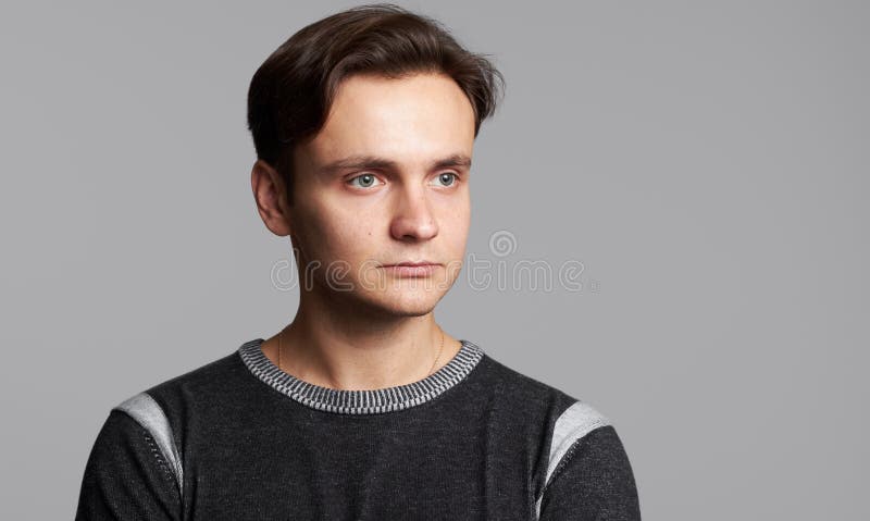 Pracowniany portret przystojny mężczyzna patrzeje daleko od zdjęcie stock Pracowniany portret przystojny mężczyzna patrzeje daleko od zdjęcie stock